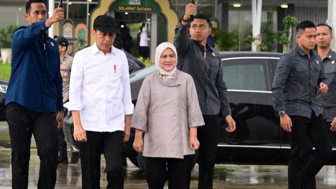 Presiden Joko Widodo dan Ibu Negara Iriana Joko Widodo saat akan bertolak menuju Aceh dari Samarinda, Kalimantan Timur, Senin (9/9).