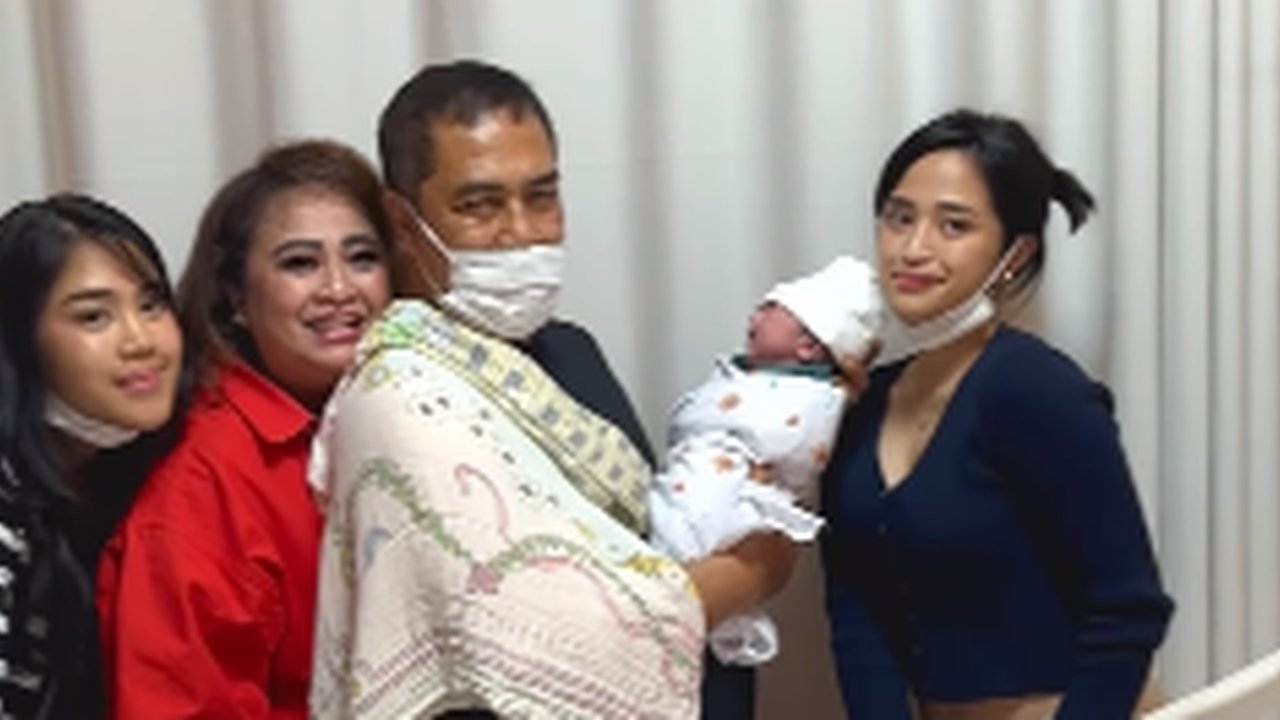 Momen Bahagia Wakapolri Komjen Agus Dikaruniai Cucu Pertama, Sumeringah Langsung Timang-Timang