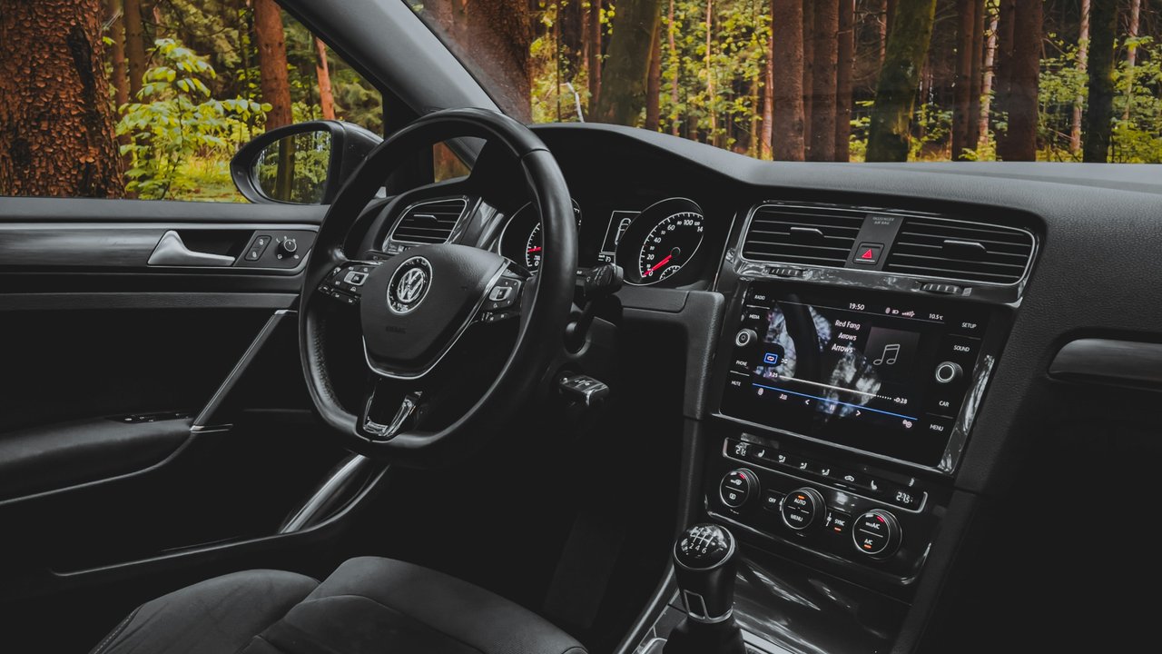 Ilustrasi interior mobil. (Photo by Vojtěch Planík on Unsplash)