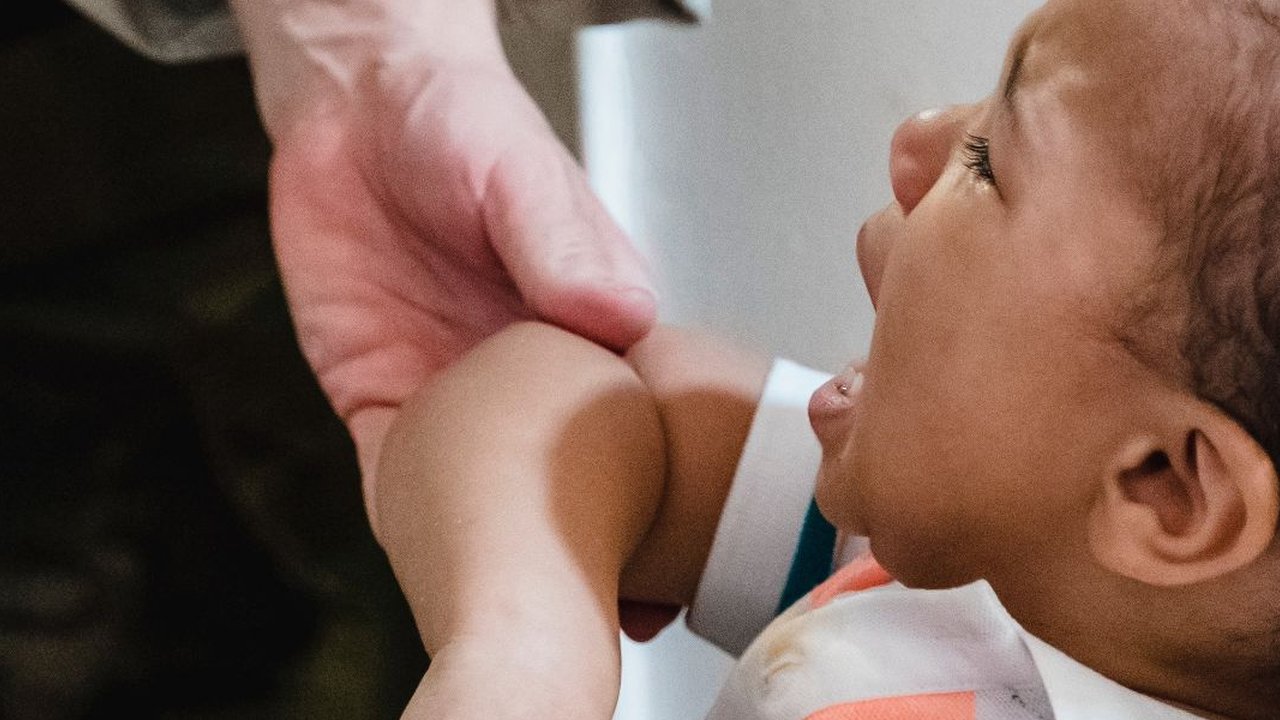 Melihat perilaku anak yang tidak bisa diam, membuat orangtua kerap menduga anak hiperaktif. Apa penyebabnya?