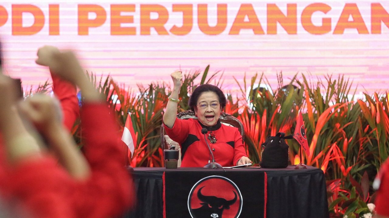 Ketua Umum PDI Perjuangan Megawati Soekarnoputri (kedua kiri) memberikan surat keputusan (SK) partai kepada bakal calon Gubernur Jateng Jenderal TNI (purn) Andika Perkasa, bakal calon Wakil gubernur Jateng Hendrar Prihadi (kedua kanan), bakal calon Gubernur Gorontalo Hamzah Isa (kanan) di Kantor DPP PDI Perjuangan, Jakarta, Senin (26/8/2024).
