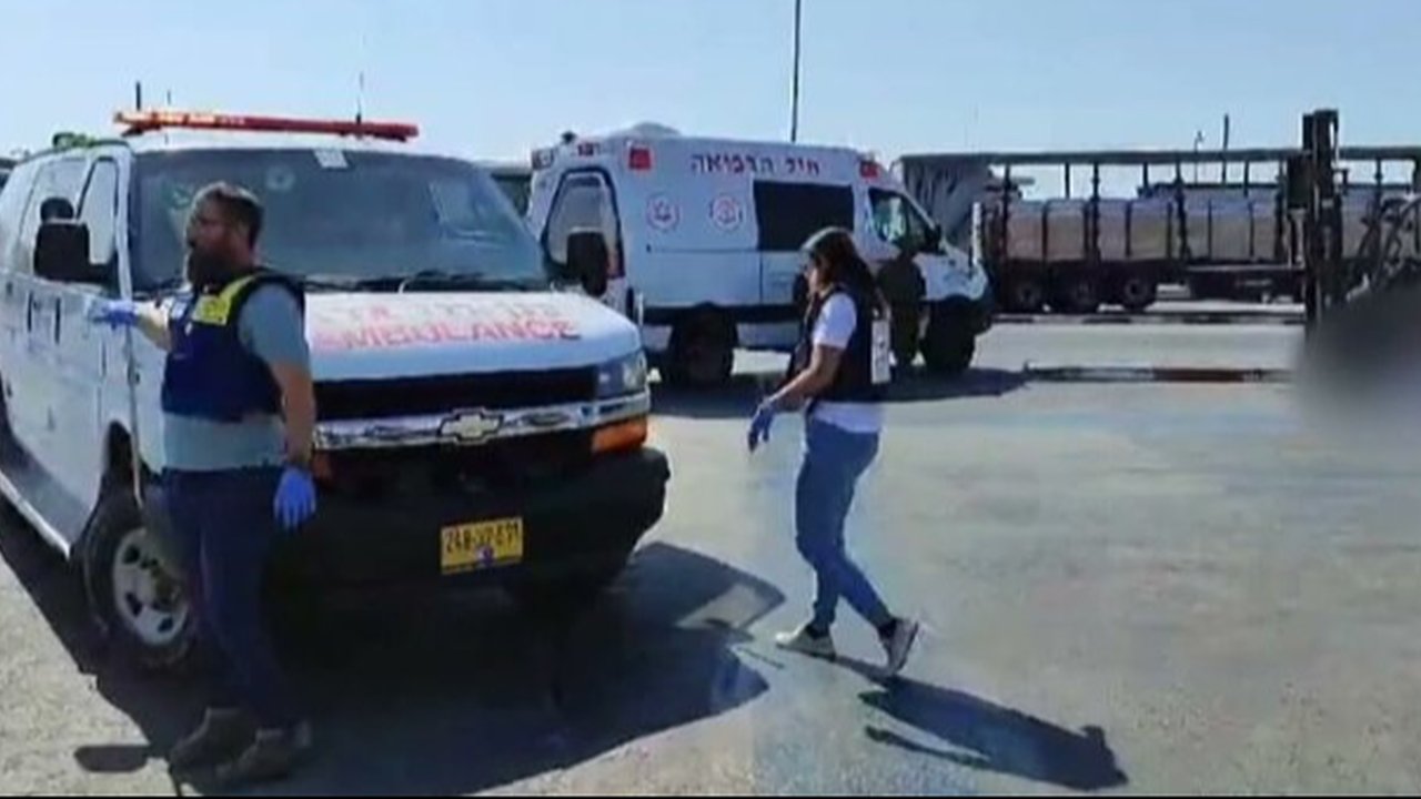 Petugas layanan ambulans Israel tiba di TKP penembakan di perbatasan Yordania-Tepi Barat.