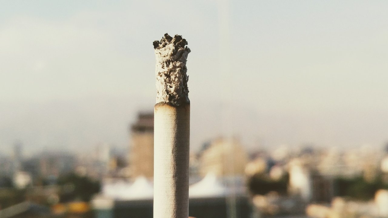Kandungan kimia pada rokok dapat membuat kerusakan pada kulit sehingga kamu akan mudah menua dan tidak memiliki kulit awet muda. (Foto: Unsplash.com/Eanlami:))