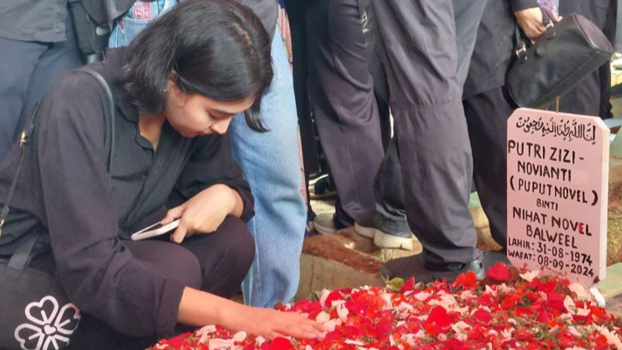 Potret Suasana di Rumah Duka Puput Novel, Meninggal di Usia 50 Tahun & Karangan Bunga Terus Berdatangan
