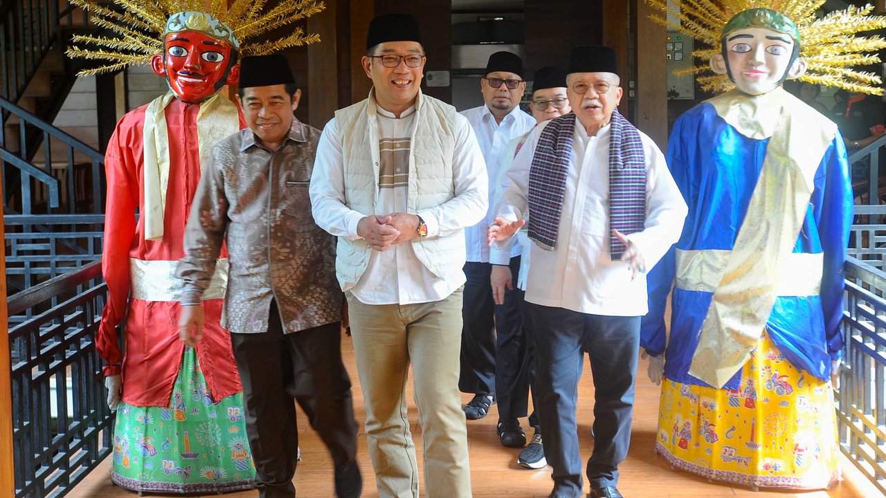 Bakal calon Gubernur DKI Jakarta Ridwan Kamil (kanan) berbincang dengan mantan Gubernur DKI Jakarta Fauzi Bowo (kiri) saat menungjungi Museum Betawi di Perkampungan Budaya Betawi Setu Babakan, Jakarta, Rabu (4/9/2024).