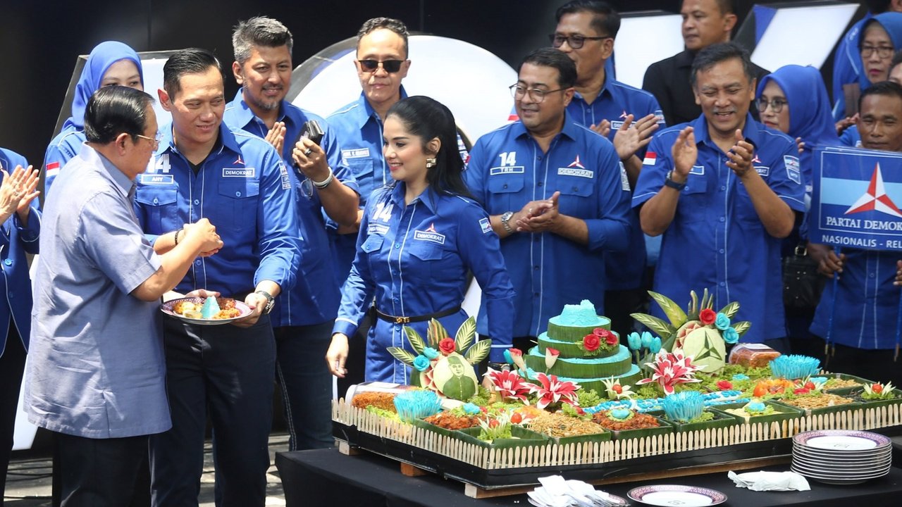 Presiden ke-6 Republik Indonesia, Susilo Bambang Yudhoyono (SBY) bersama Ketua Umum Partai Demokrat, Agus Harimurti Yudhoyono (AHY) dan politikus Partai Demokrat Edhie Baskoro Yudhoyono saat syukuran Hari Ulang Tahun (HUT) ke-23 Partai Demokrat di Kantor DPP Partai Demokrat, Menteng, Jakarta Pusat, Senin (9/9/2024). Merdeka.com/Arie Basuki