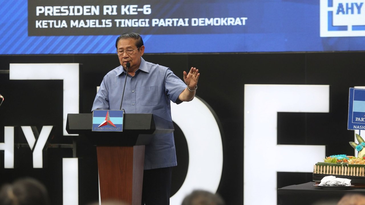 Presiden ke-6 Republik Indonesia, Susilo Bambang Yudhoyono (SBY) bersama Ketua Umum Partai Demokrat, Agus Harimurti Yudhoyono (AHY) dan politikus Partai Demokrat Edhie Baskoro Yudhoyono saat syukuran Hari Ulang Tahun (HUT) ke-23 Partai Demokrat di Kantor DPP Partai Demokrat, Menteng, Jakarta Pusat, Senin (9/9/2024). Merdeka.com/Arie Basuki