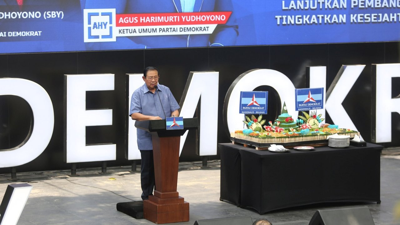 Presiden ke-6 Republik Indonesia, Susilo Bambang Yudhoyono (SBY) bersama Ketua Umum Partai Demokrat, Agus Harimurti Yudhoyono (AHY) dan politikus Partai Demokrat Edhie Baskoro Yudhoyono saat syukuran Hari Ulang Tahun (HUT) ke-23 Partai Demokrat di Kantor DPP Partai Demokrat, Menteng, Jakarta Pusat, Senin (9/9/2024). Merdeka.com/Arie Basuki
