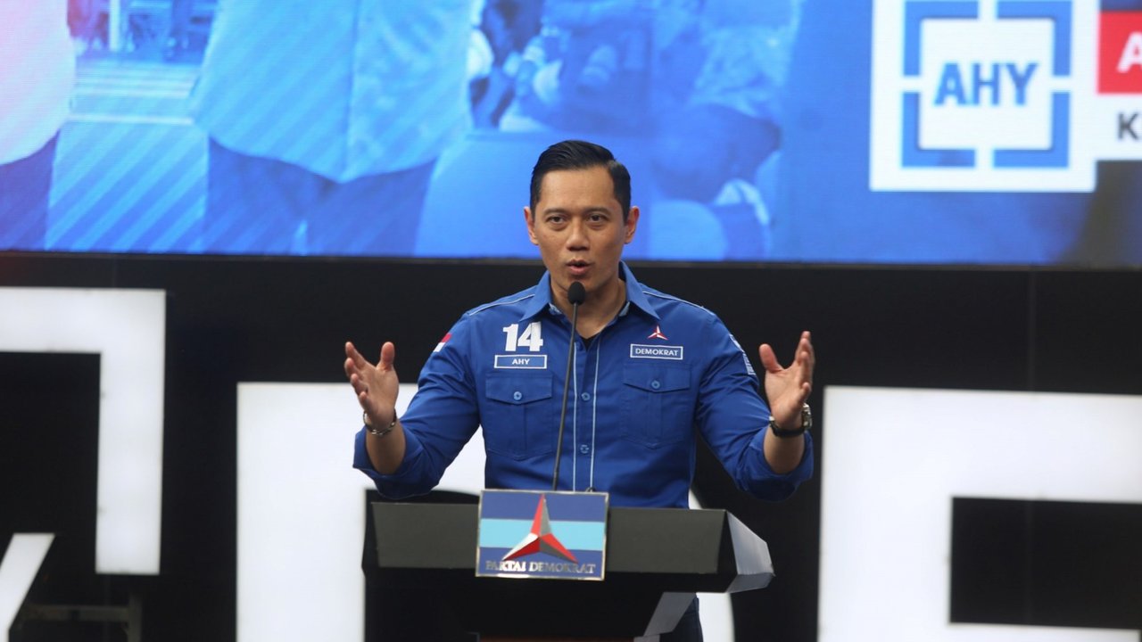 Presiden ke-6 Republik Indonesia, Susilo Bambang Yudhoyono (SBY) bersama Ketua Umum Partai Demokrat, Agus Harimurti Yudhoyono (AHY) dan politikus Partai Demokrat Edhie Baskoro Yudhoyono saat syukuran Hari Ulang Tahun (HUT) ke-23 Partai Demokrat di Kantor DPP Partai Demokrat, Menteng, Jakarta Pusat, Senin (9/9/2024). Merdeka.com/Arie Basuki