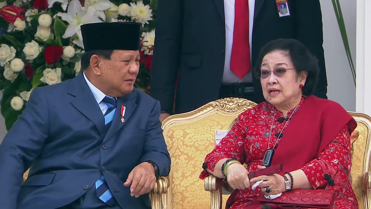 Ketua Umum PDIP, Megawati Soekarnoputri (kiri) bersama Ketua Umum Partai Gerindra, Prabowo Subianto usai melakukan pertemuan dan makan siang bersama di kediaman Megawati di Jalan Teuku Umar, Jakarta, Rabu (24/7/2019). (Liputan6.com/Helmi Fithriansyah)