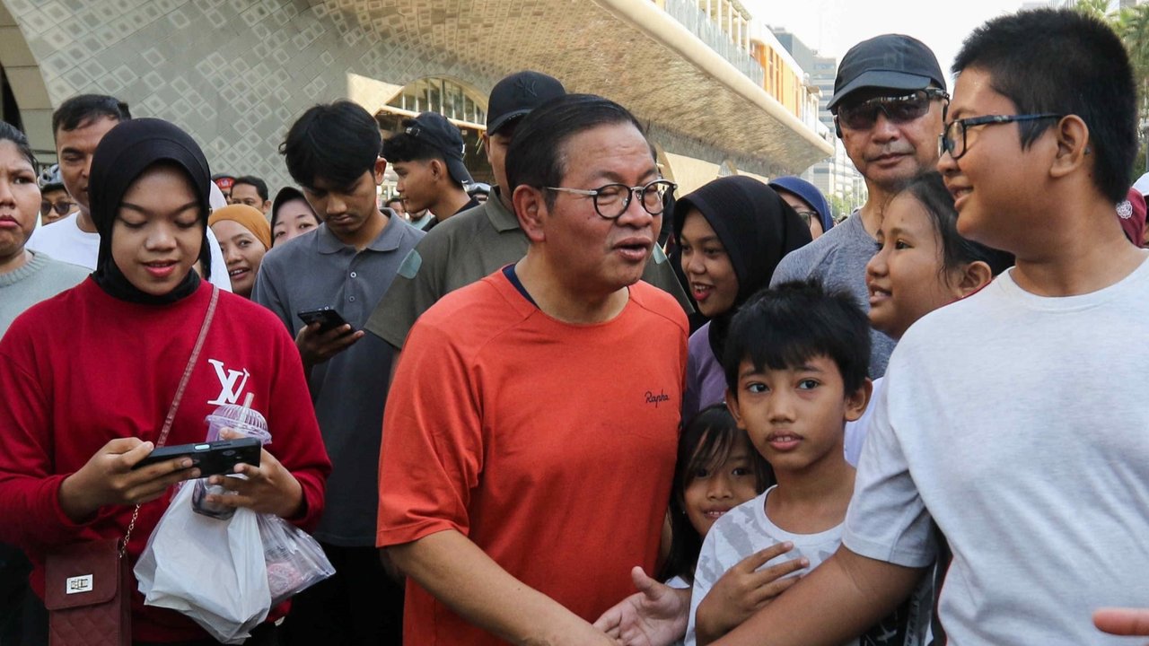Pasangan bakal calon gubernur dan bakal calon wakil gubernur Pramono Anung dan Rano Karno berolahraga saat CFD di Bundaran HI, Jakarta, Minggu (8/9/2024).