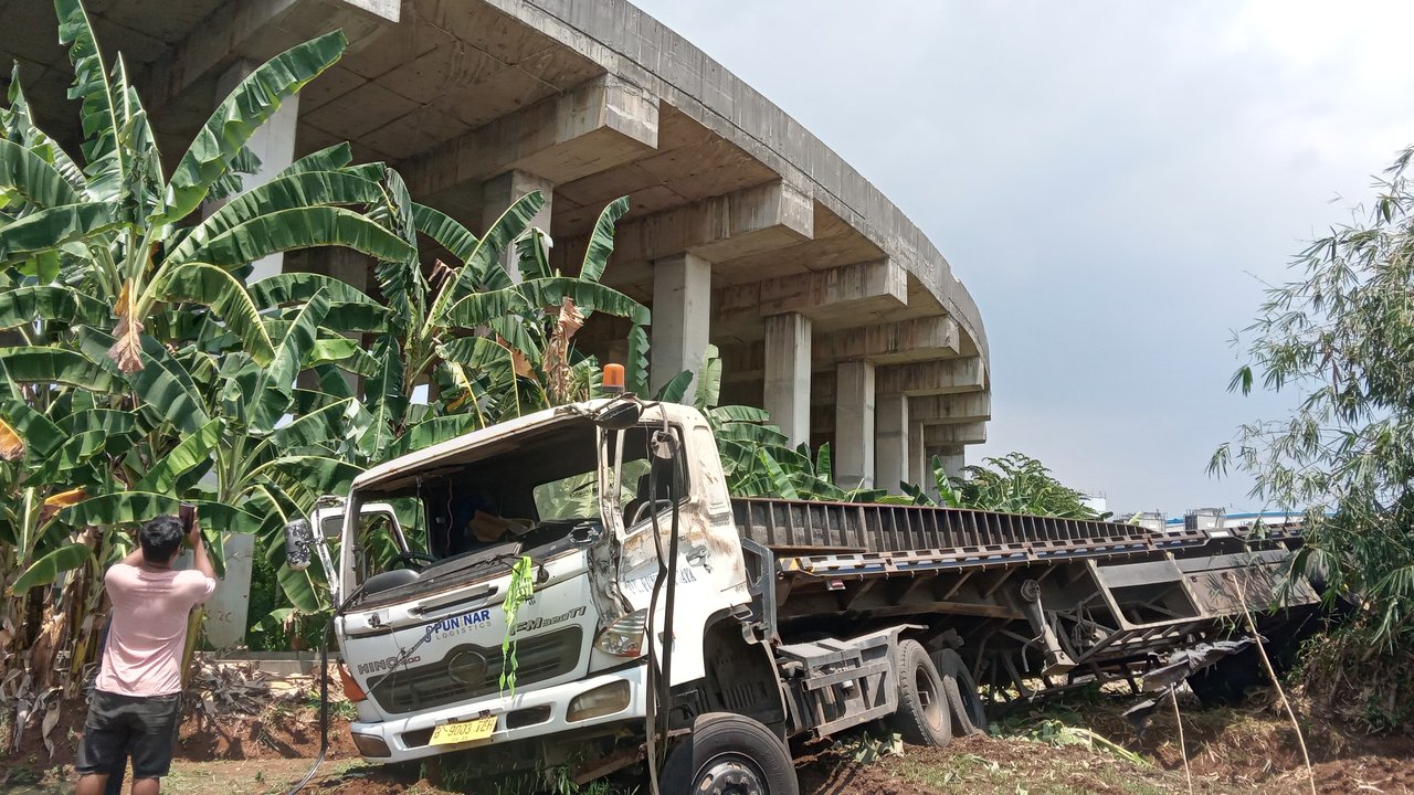 Truk Kontainer Terjun dari Atas Tol Cibitung-Cilincing