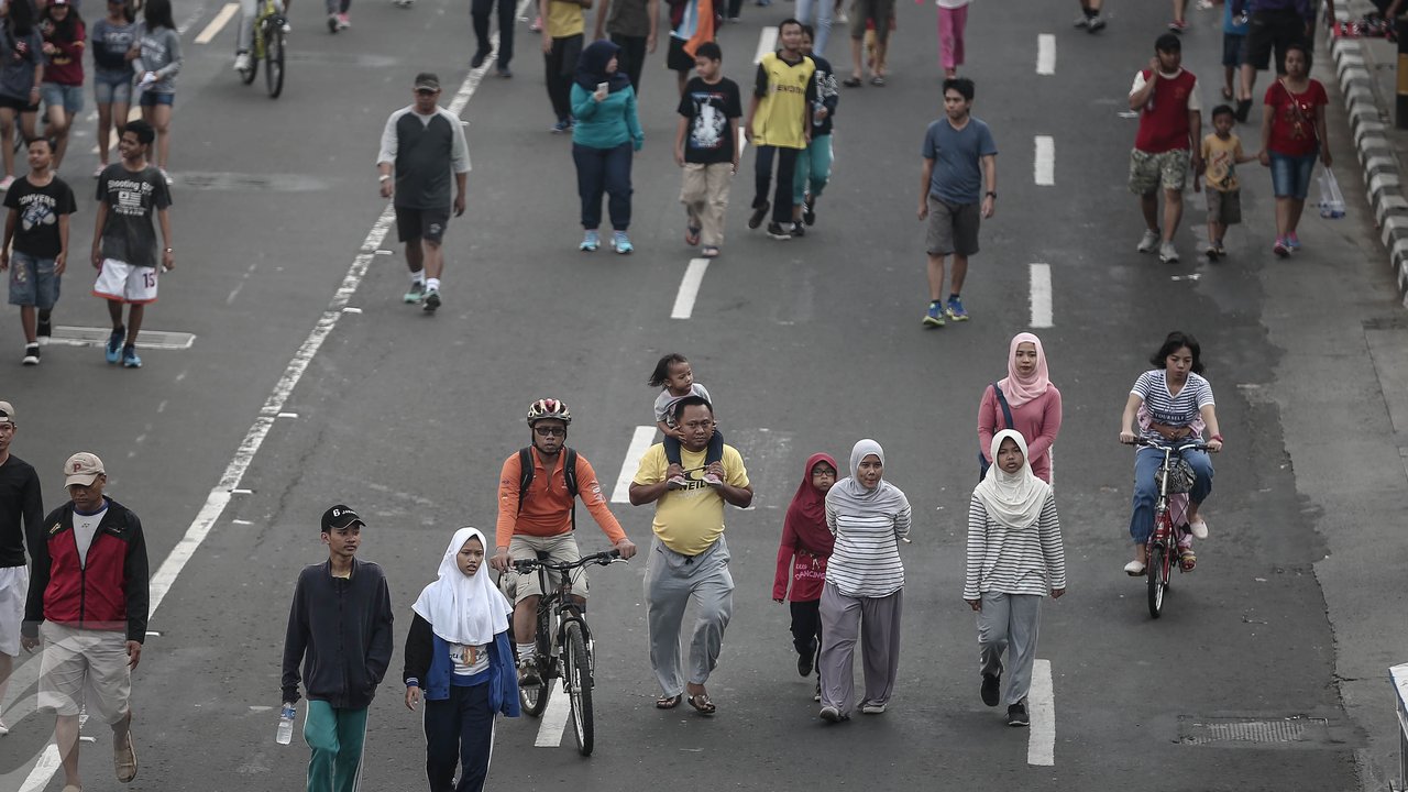 Warga memadati Car Free Day (CFD) di kawasan Bundaran HI, Jakarta, Minggu (8/5/2016). Walaupun libur panjang, warga Jakarta masih antusias melakukan aktivitas di hari bebas berkendaraan untuk berolahraga. (Liputan6.com/Faizal Fanani)
