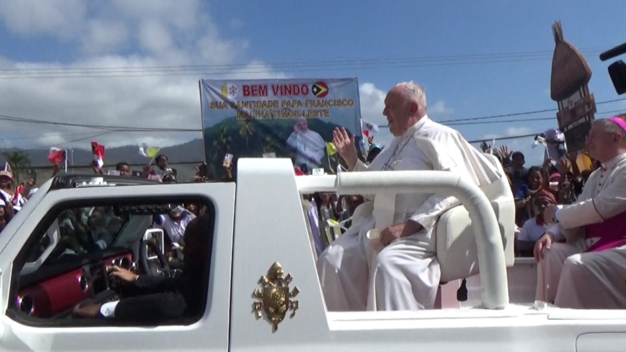 Paus Fransiskus tiba di Bandara Internasional Presidente Nicolau Lobato di Dili, Timor Leste.