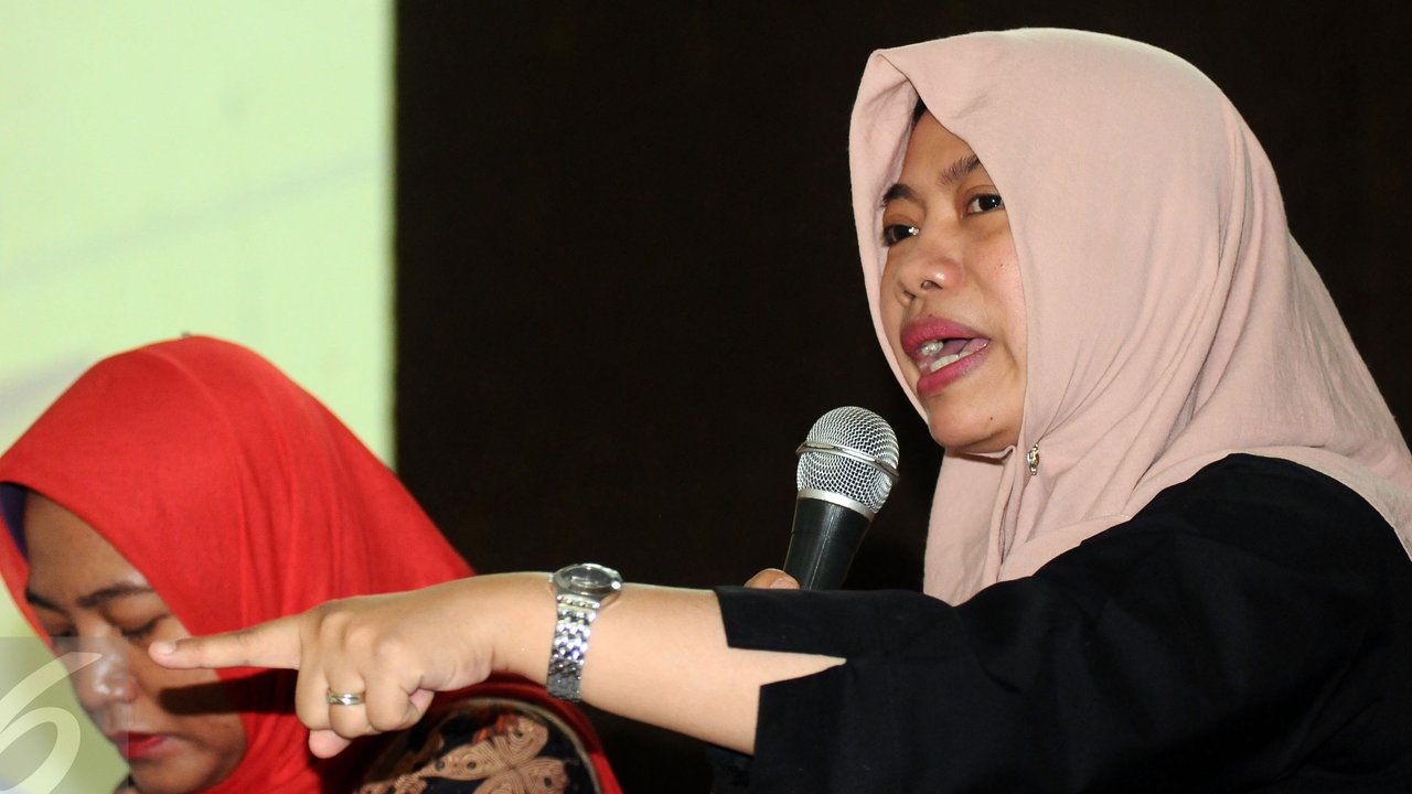 Titi Anggraini, Direktur Eksekutif Perkumpulan untuk Pemilu dan Demokrasi (Perludem) (kiri) hadir saat diskusi publik di kawasan Jakarta, Kamis (19/11/2015). (Liputan6.com/Faizal Fanani)