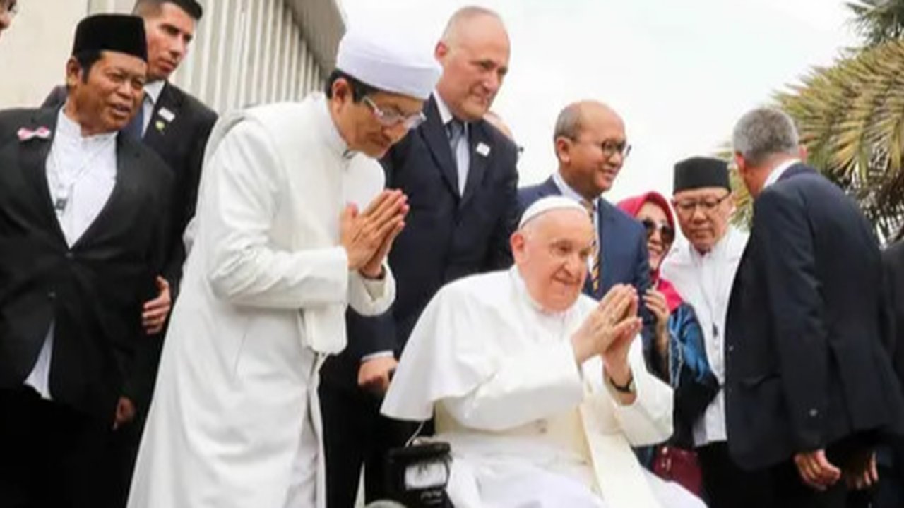 Imam Besar Masjid Istiqlal Nasaruddin Umar (kiri) mencium Pemimpin Takhta Suci Vatikan Paus Fransiskus usai melakukan foto bersama di Masjid Istiqlal, Jakarta, Kamis (5/9/2024). (Liputan6.com