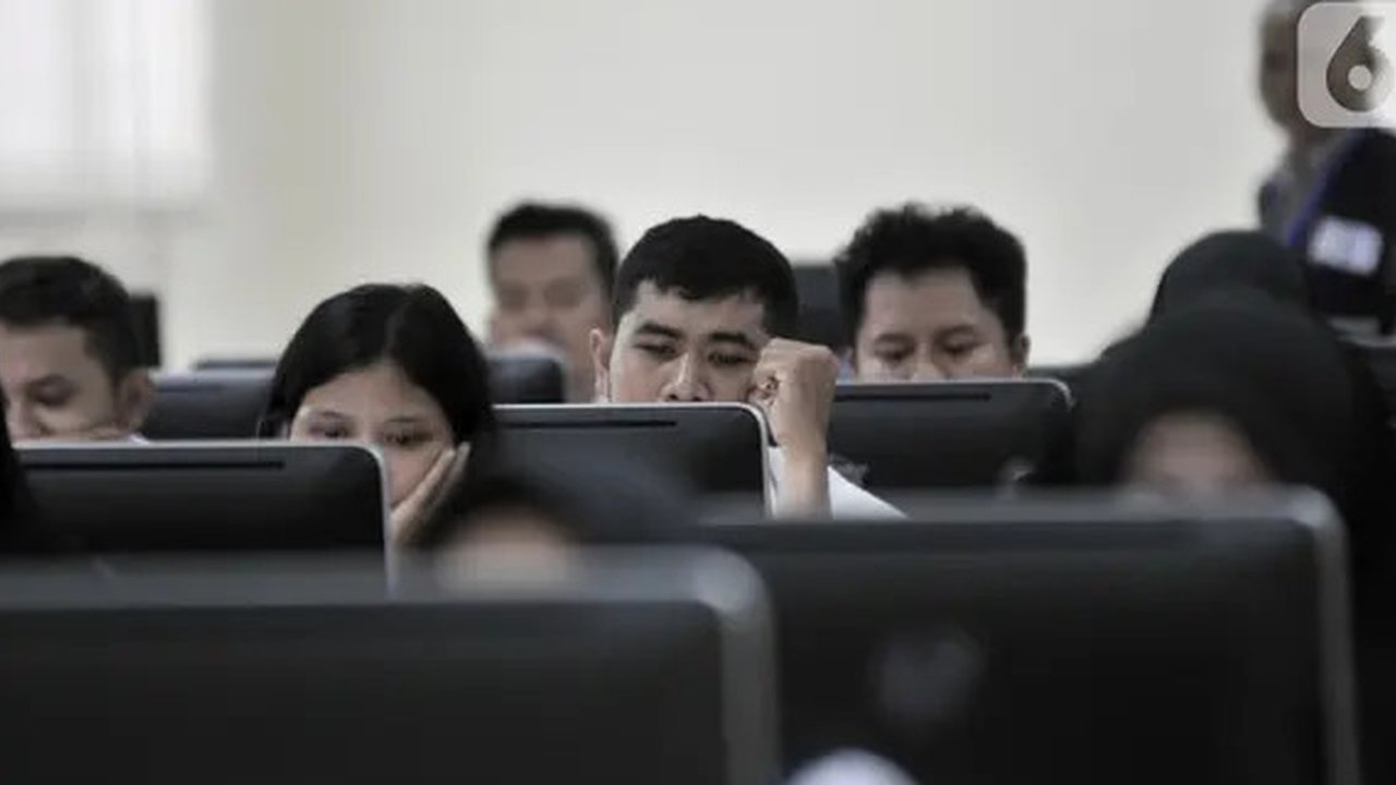 Ekspresi peserta saat mengikuti Seleksi Kompetensi Dasar (SKD) berbasis Computer Assisted Test (CAT) untuk CPNS Kementerian Agraria Tata Ruang/Badan Pertanahan Nasional (ATR/BPN) di Kantor BK