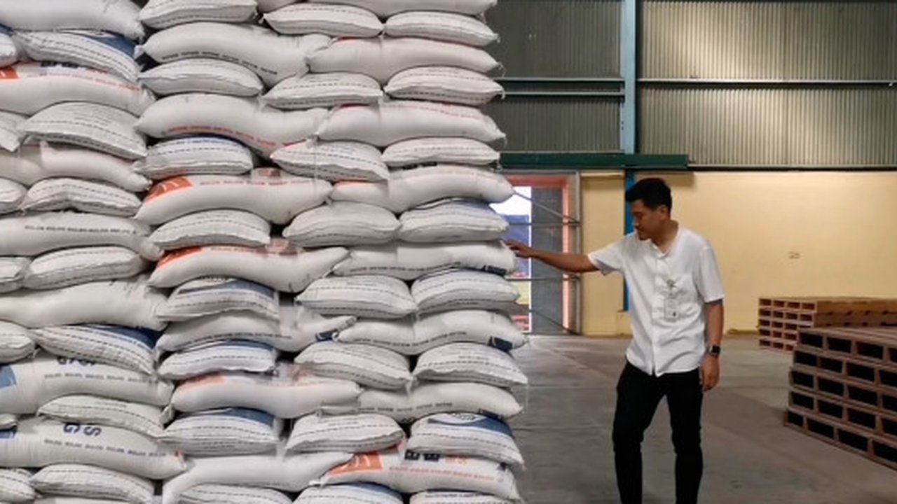 ANTARA - Perum Bulog Solo memastikan stok beras aman menjelang Natal dan tahun baru 2025. Untuk stok beras, Bulog Solo memiliki ketersediaan sebanyak 23.000 ...