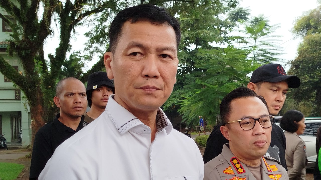 Direktur Reserse Narkoba Polda Metro Jaya, Kombes Pol Donald Parlaungan dan Kabid Humas Polda Metro Jaya Kombes Pol Ade Ary Syam Indradi menyampaikan pengungkapan kasus transaksi narkoba di parkiran RS Fatmawati. (Liputan6.com/Ady Anugrahadi)