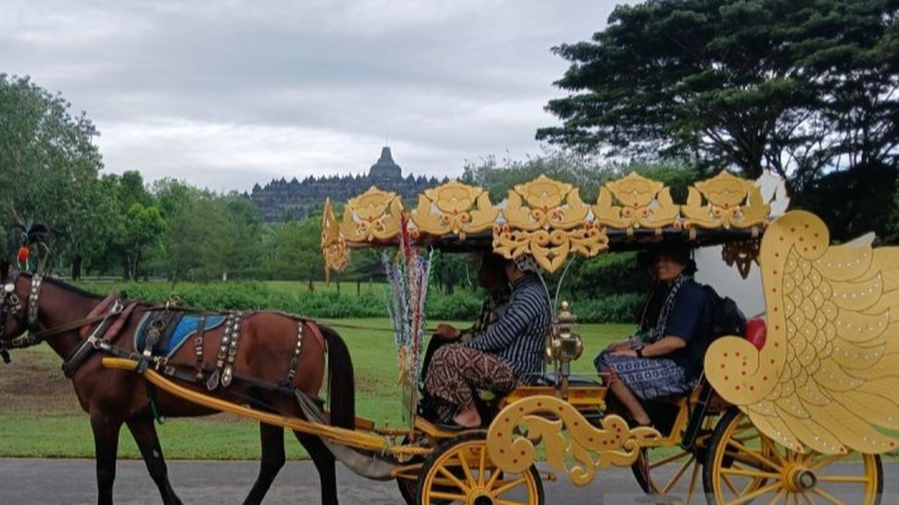 Pengunjung Pertama Candi Borobudur di 2025