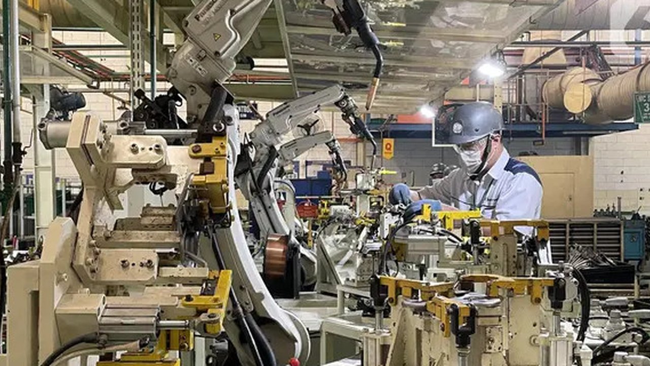 Pekerja memeriksa kualitas komponen otomotif di pabrik PT Dharma Polimetal (Dharma Group), kawasan Delta Silicon, Cikarang. Perusahaan manufaktur komponen otomotif optimistis perpanjangan PPn