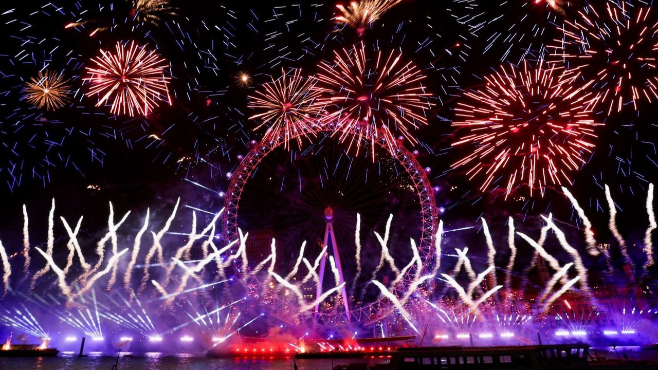 Kembang api menyala selama perayaan malam Tahun Baru 2025.