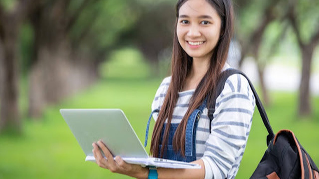 Ilustrasi mahasiswa sedang memegang laptop. © (Tui-PhotoEngineer/depositphotos)