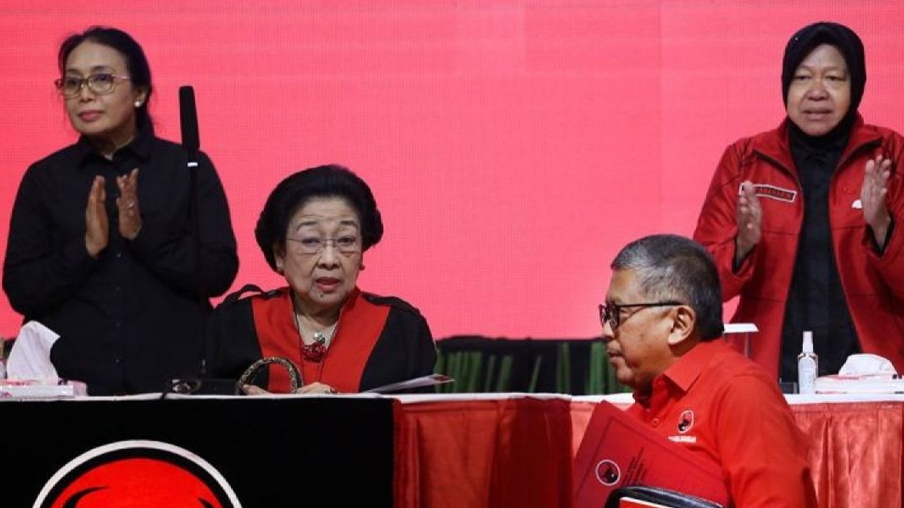 Ketua Umum PDIP Megawati Soekarnoputri bersam Presiden ke-7 RI, Joko Widodo saat pembukaan Rapat Kerja Nasional (Rakernas) IV PDIP di JIExpo Kemayoran, Jakarta, Jumat (29/9/2023).