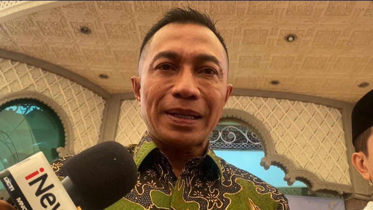 Calon Gubernur Jakarta nomor urut 2, Dharma Pongrekun nyoblos di TPS 31 Lebak Bulus.