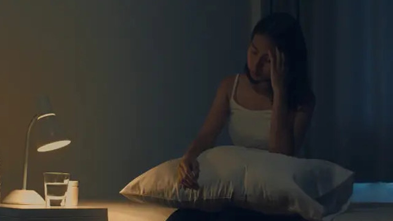 Jika Anda mengalami kesulitan tertidur atau tidur sepanjang malam, ini bisa menjadi tanda insomnia. (Foto: Ilustrasi AI)