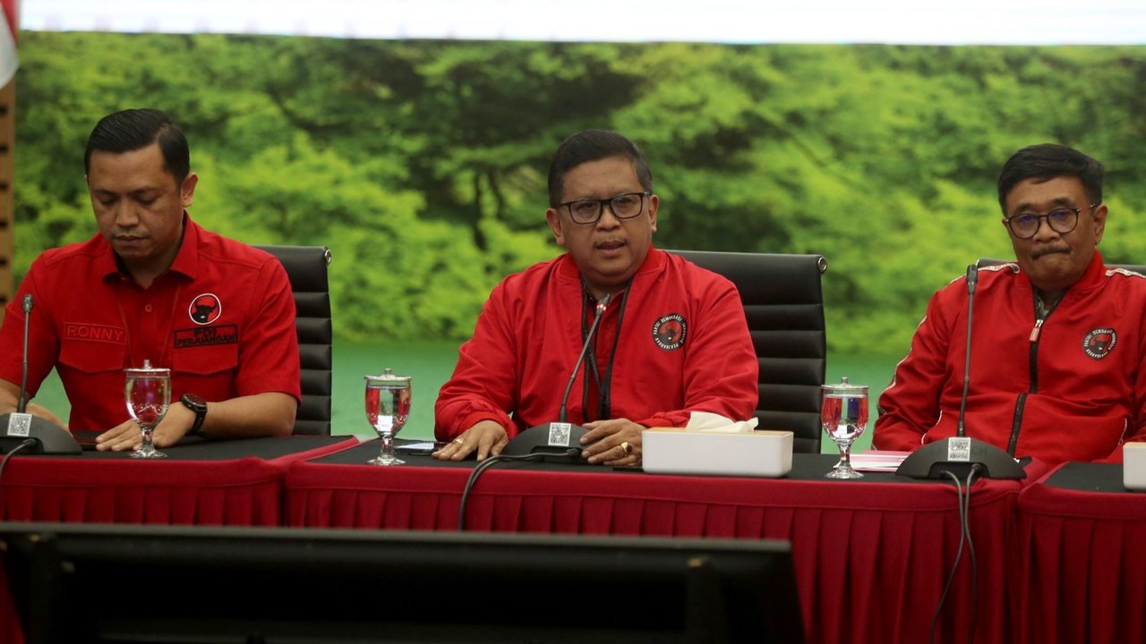 Sekjen PDIP Hasto Kristiyanto memberikan keterangan pers menjelang HUT ke-52 PDIP di kantor DPP PDIP, Jakarta, pada Kamis (9/1/2025).