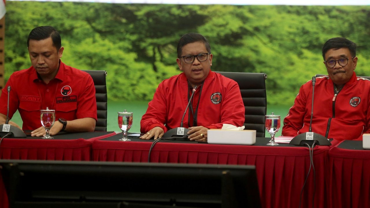 Sekjen PDIP Hasto Kristiyanto memberikan keterangan pers menjelang HUT ke-52 PDIP di kantor DPP PDIP, Jakarta, pada Kamis (9/1/2025).