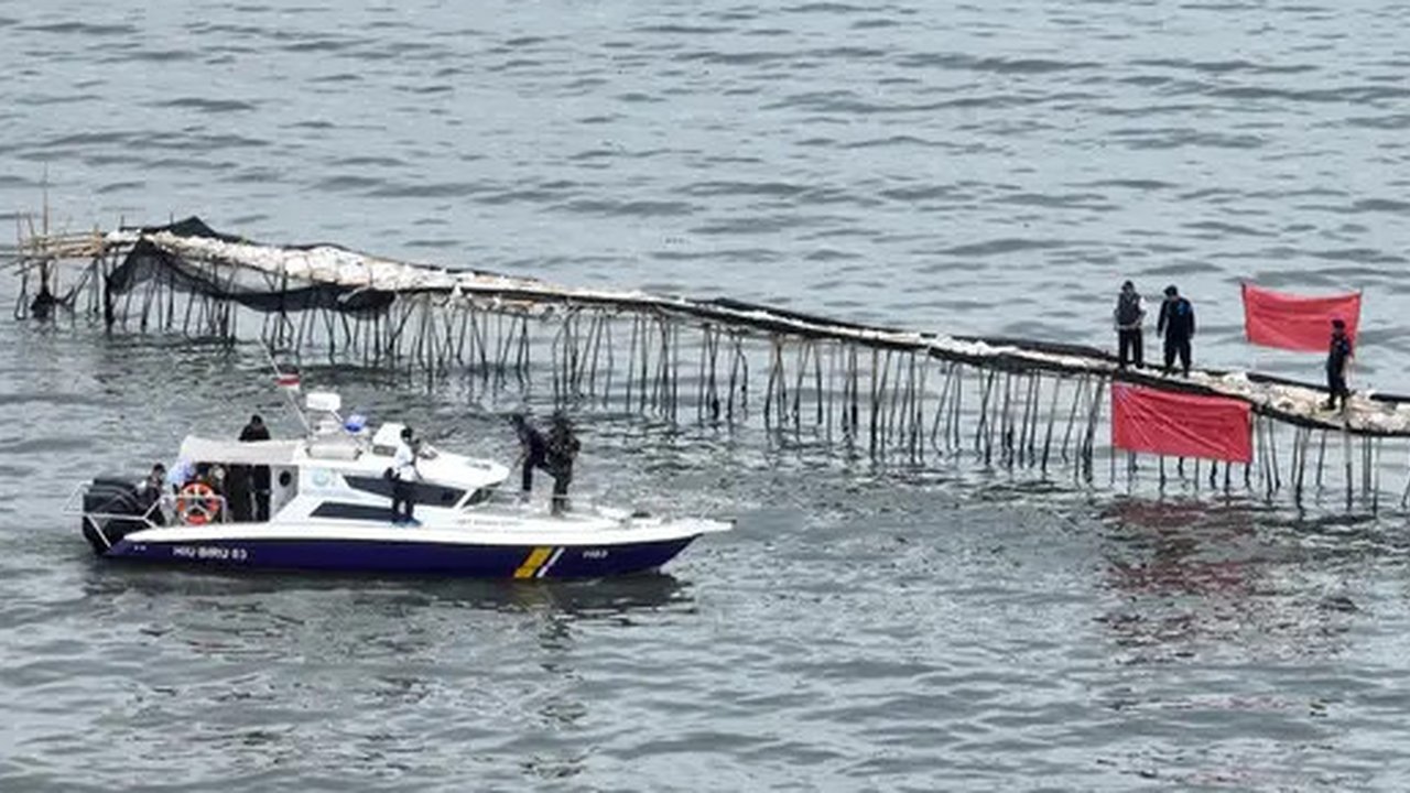 Kementerian Kelautan dan Perikanan (KKP) resmi menyegel pagar laut sepanjang 30,16 kilometer (km) di pesisir Kabupaten Tangerang. (Foto: KKP)