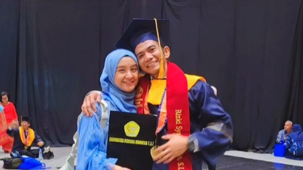 Dulu didampingi sang suami, kini giliran Hersa Rahayu yang mendampingi Rizki DA dalam prosesi wisuda.