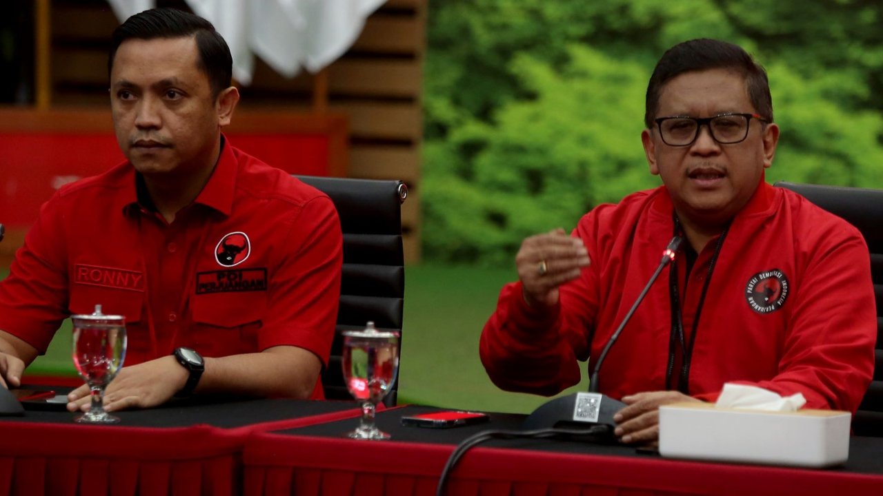 Sekjen PDIP Hasto Kristiyanto memberikan keterangan pers menjelang HUT ke-52 PDIP di kantor DPP PDIP, Jakarta, pada Kamis (9/1/2025).