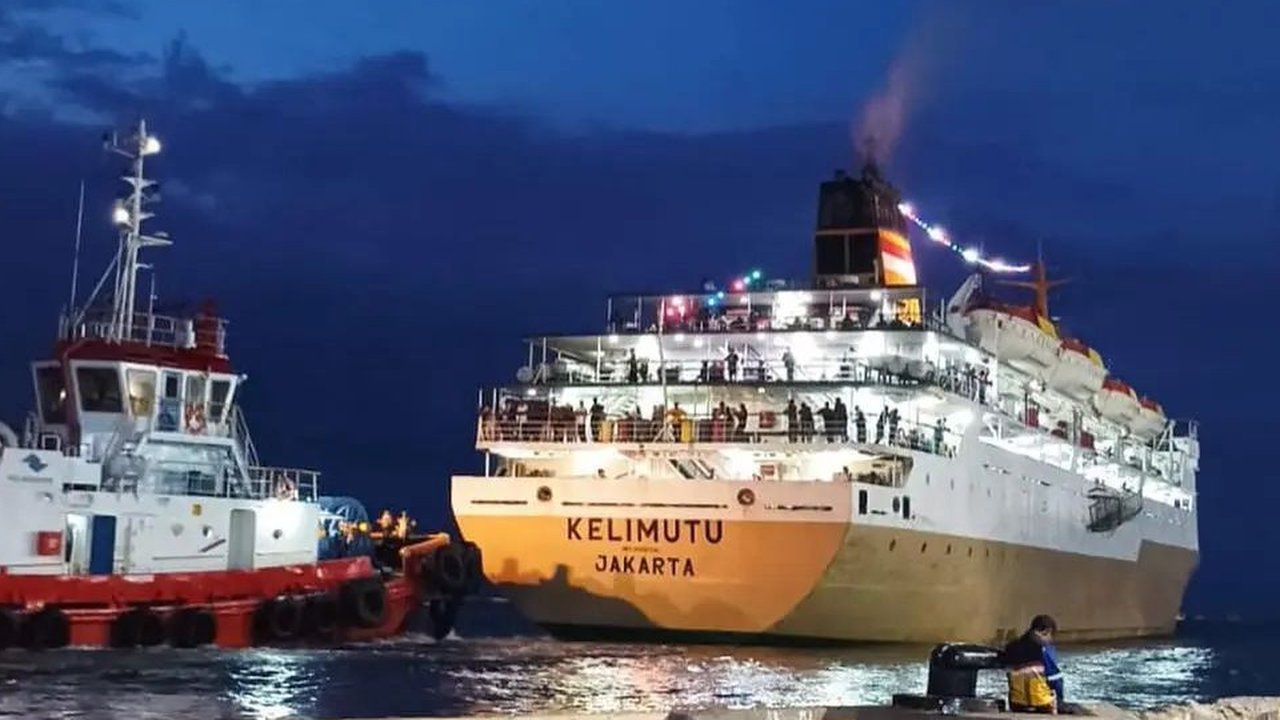 KM. Kelimutu milik PT Pelni diarahkan untuk mengangkut wisatawan yang terjebak di Karimunjawa. (dok. Instagram @pelni_162semarang/https://www.instagram.com/p/Cmncx6pJ0OF/?hl=en/Dinny Mutiah)