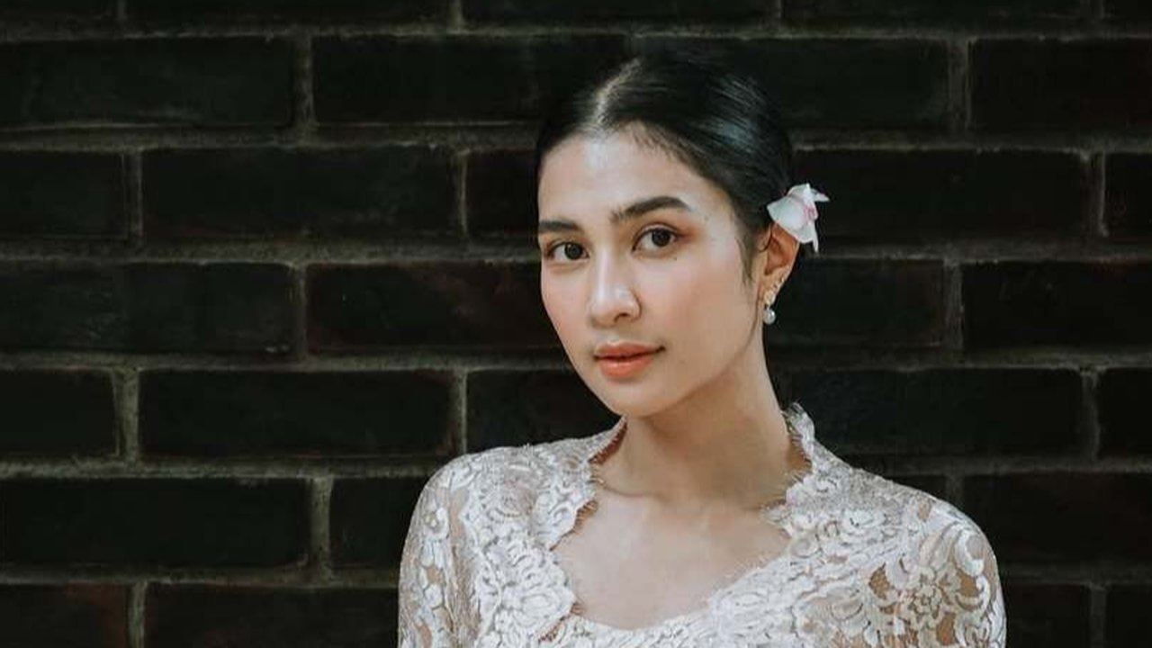 Kebaya brokat warna cokelat muda yang dipilih Mikha membuat penampilannya terlihat simpel sekaligus elegan. Kebaya tersebut dipadukan dengan obi belt navy, memberikan kesan modern.