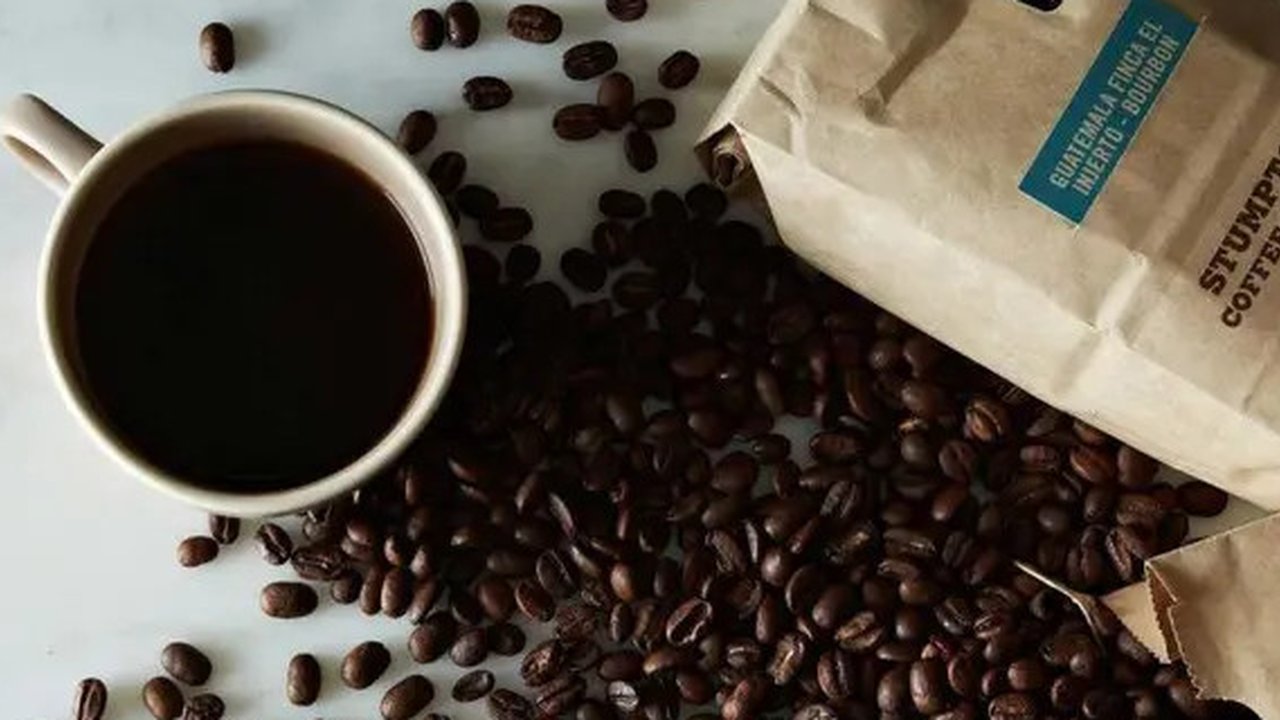 Ilustrasi orang kena kolesterol tinggi karena mengkonsumsi kopi secara berlrbih. (Foto: Unsplash/Gian Cescon)