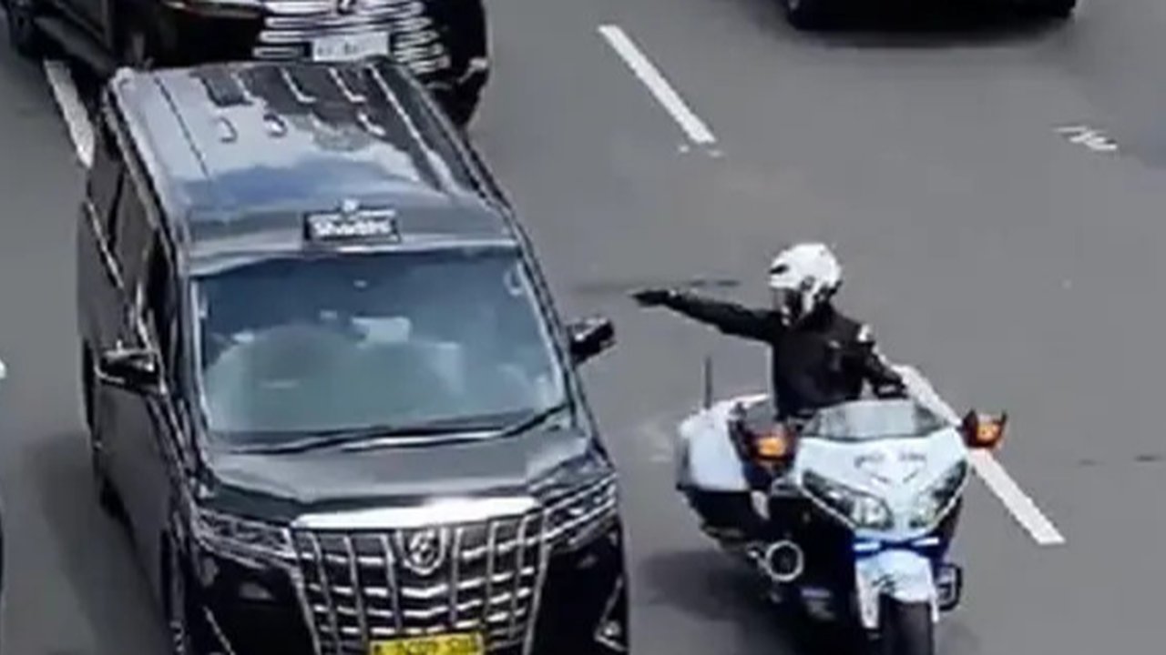 Mobil Berplat Nomor RI 36 yang Viral di X (Foto: X @txttransportasi)