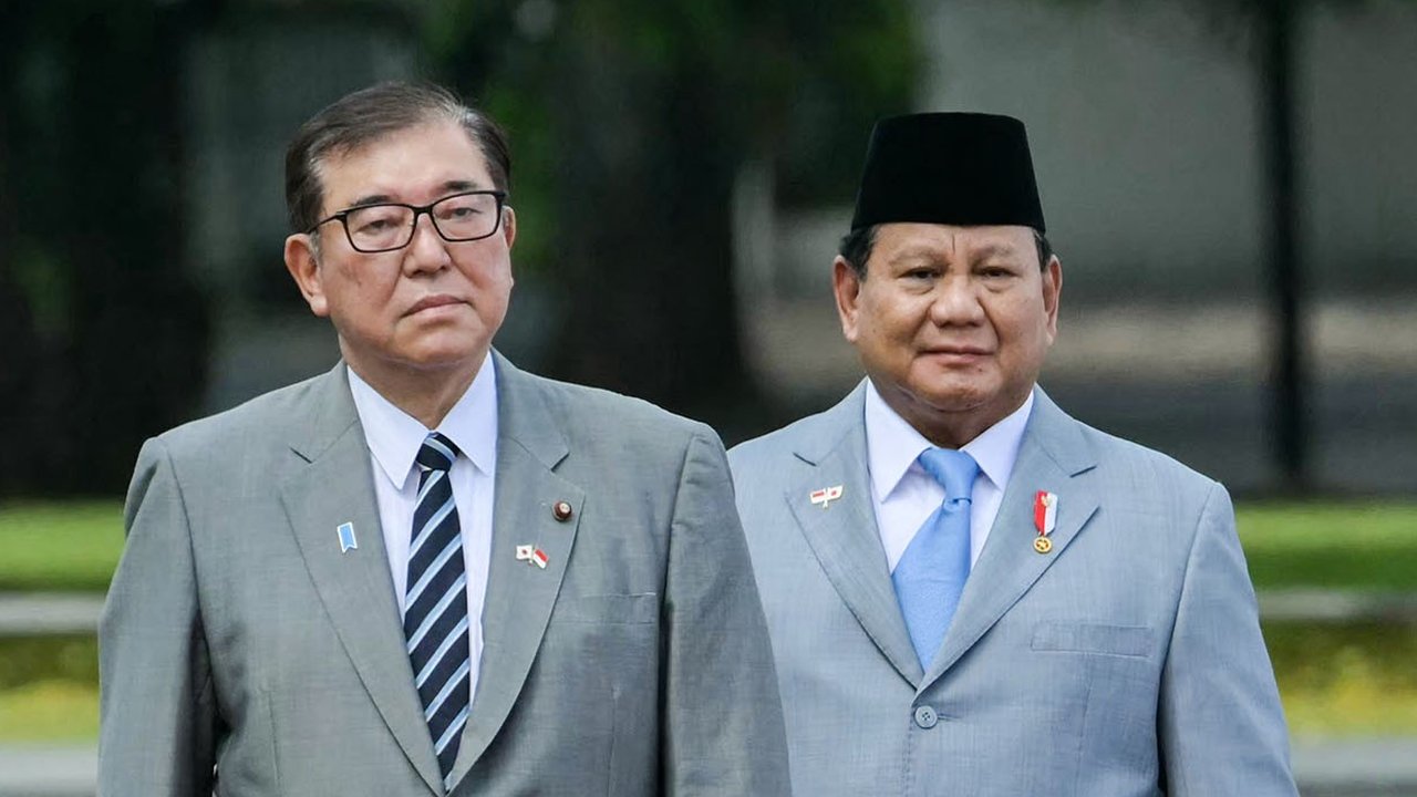 Presiden Indonesia Prabowo Subianto saat menerima kunjungan kenegaraan Perdana Menteri Jepang Shigeru Ishiba di Istana Kepresidenan Bogor, Jawa Barat, pada 11 Januari 2025. 
:Foto:  AFP/ Bay Ismoyo