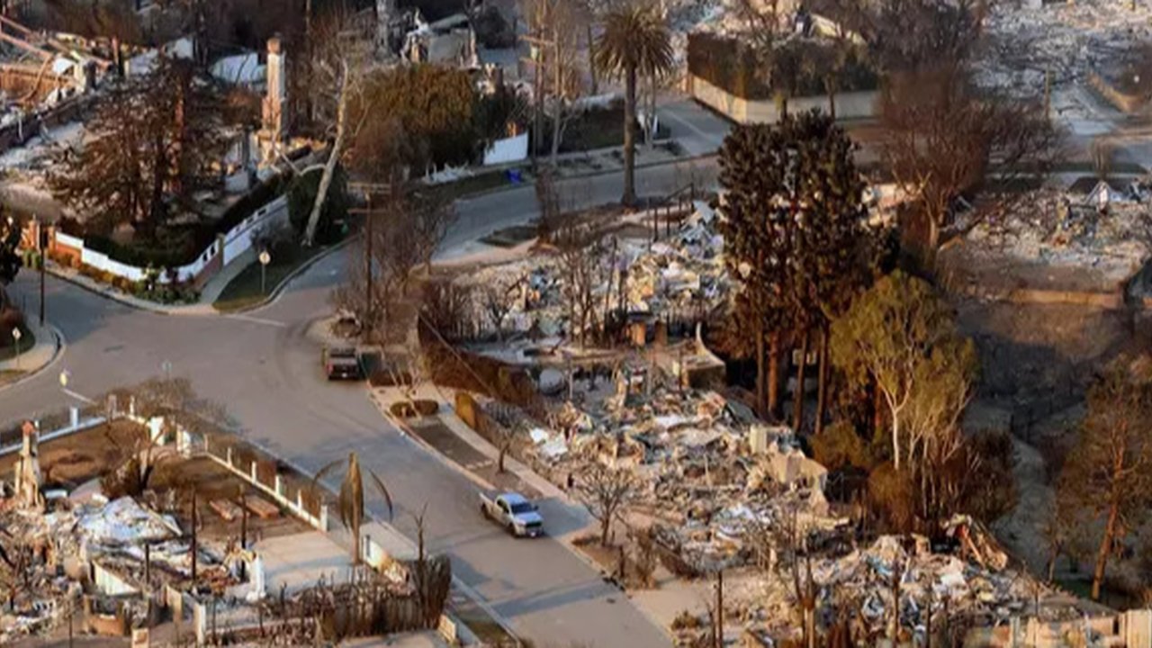 Sedikitnya lima orang tewas dalam kebakaran hutan hebat yang menghanguskan sejumlah kawasan di sekitar Los Angeles, kata para pejabat pada 8 Januari 2025.  (AGUSTIN PAULLIER/AFP)