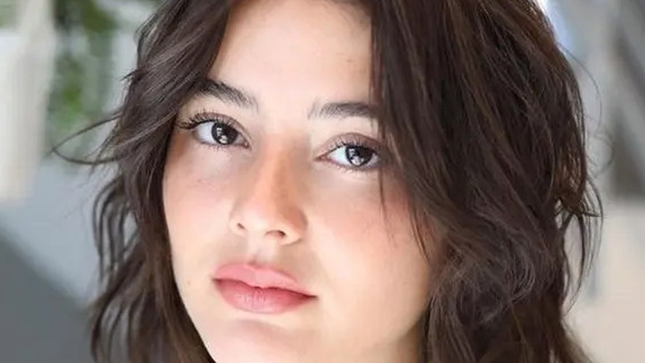 Short Wolf Cut menjadi gaya rambut yang mampu menghadirkan kesan edgy. Gaya rambut ini mudah diaplikasikan dan sempurna untuk membingkai wajah dengan sempurna. [Foto: Pinterest].