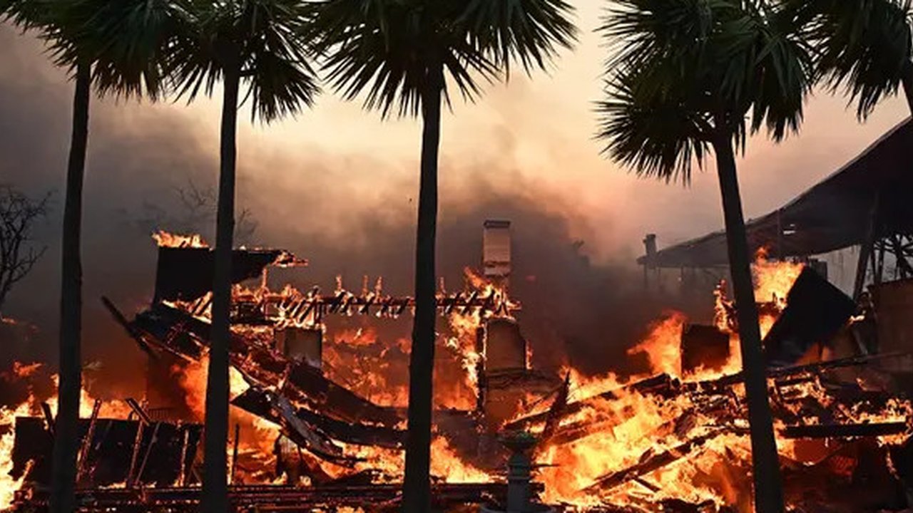 Sedikitnya lima orang tewas dalam kebakaran hutan hebat yang menghanguskan sejumlah kawasan di sekitar Los Angeles, kata para pejabat pada 8 Januari 2025.  (AGUSTIN PAULLIER/AFP)