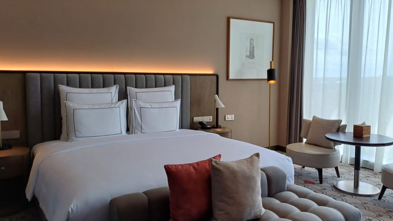 Meski hanya kamar tamu biasa, namun sesungguhnya Anda bisa menyulapnya menjadi seperti kamar hotel. Bagaimana caranya?