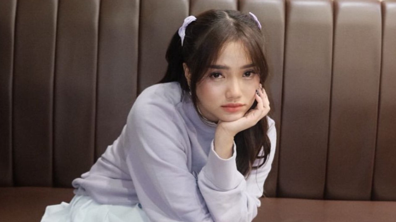 Tampilan Fuji dengan Outfit Ungu, Penuh Pesona hingga Dipuji Menggemaskan (credit: instagram.com/fuji_an)