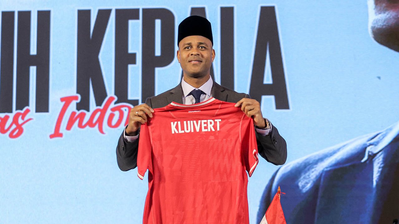 Kepala Pelatih Timnas Indonesia Patrik Kluivert saat konferensi press di Hotel Mulia, Jakarta, Minggu, (12/01/2025).