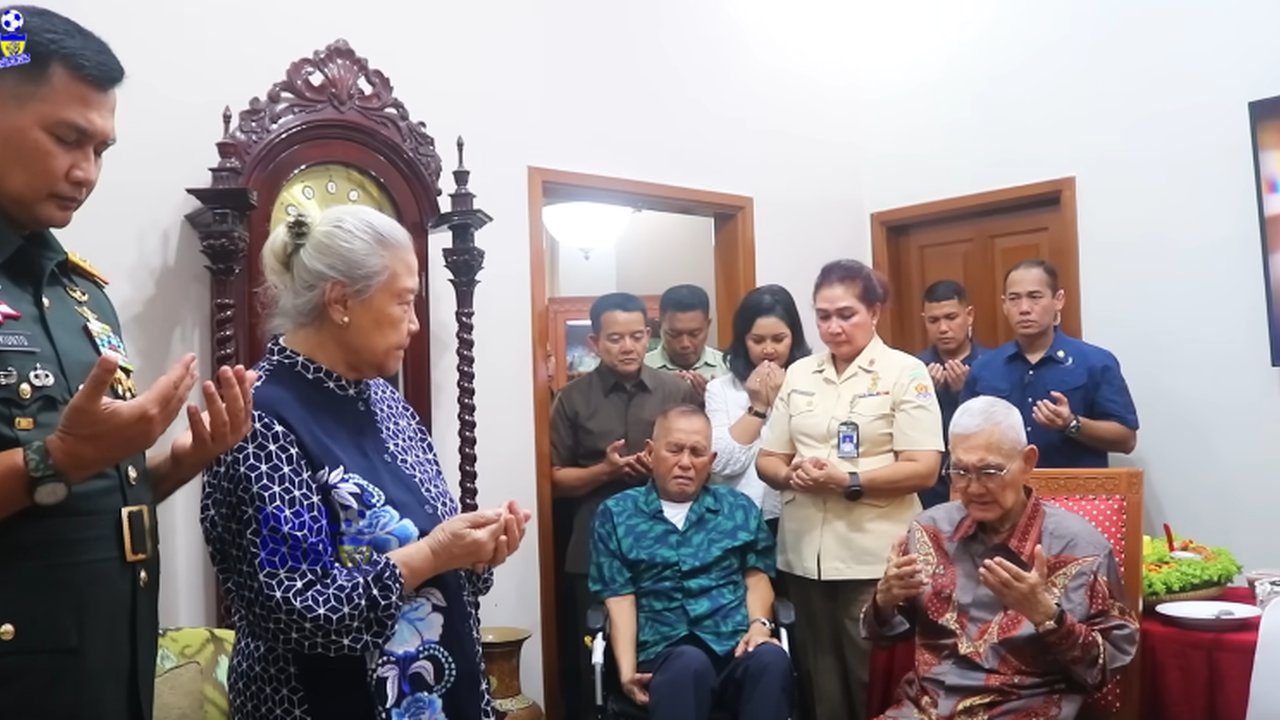 Bikin Merinding Eks Kasad Nangis, Jenderal Try Sutrisno Pimpin Doa buat Sang Anak Letjen TNI Kunto