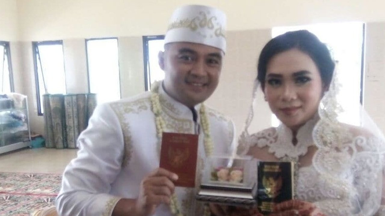 April 2018 silam, Sandy resmi melepas status lajang. Ia menikahi seorang wanita yang biasa disapa Ade. Usai menikah, keduanya berbulan madu ke Bali.