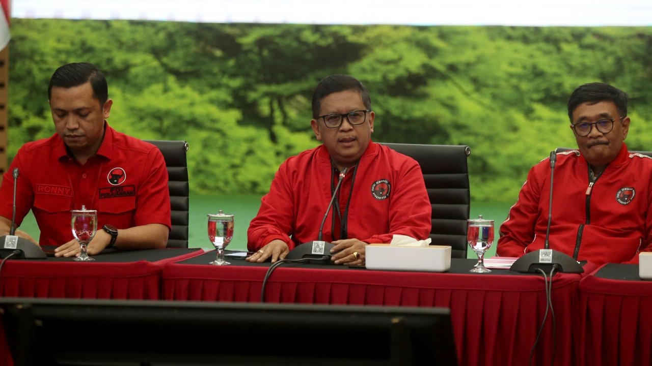 Sekjen PDIP Hasto Kristiyanto memberikan keterangan pers menjelang HUT ke-52 PDIP di kantor DPP PDIP, Jakarta, pada Kamis (9/1/2025).