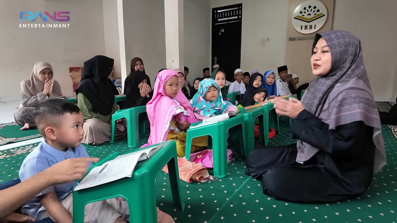 Potret Rayyanza 'Cipung' Kunjungi Panti Asuhan, Berbagi Makanan, Pasangkan Internet, Hingga Lancar saat Dites Mengaji